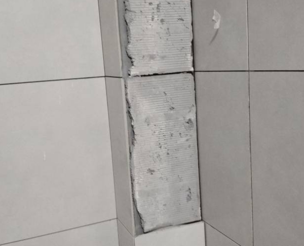 襄汾瓷砖空鼓维修公司分享下瓷砖施工前基层浇水润湿程度不足，可能导致以下问题
